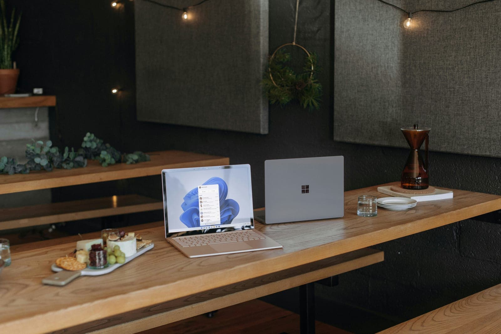 Surface-laptop op een houten bureau in een licht kantoor